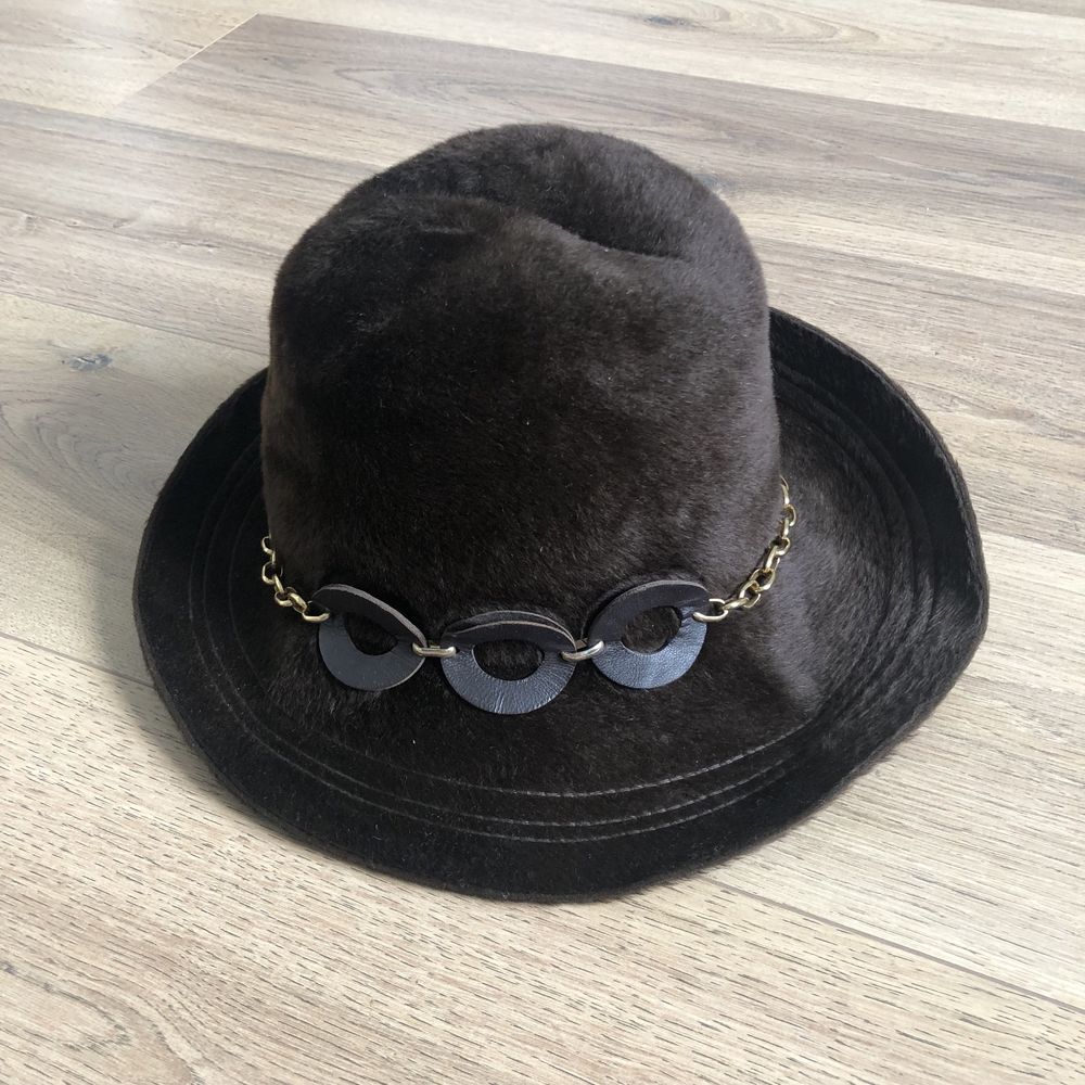 Ciemnobrązowy kapelusz vintage