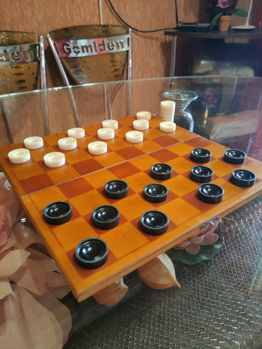 Шахматы - шашки AUSMA Рига 70 год.  Доска 30х30 см.