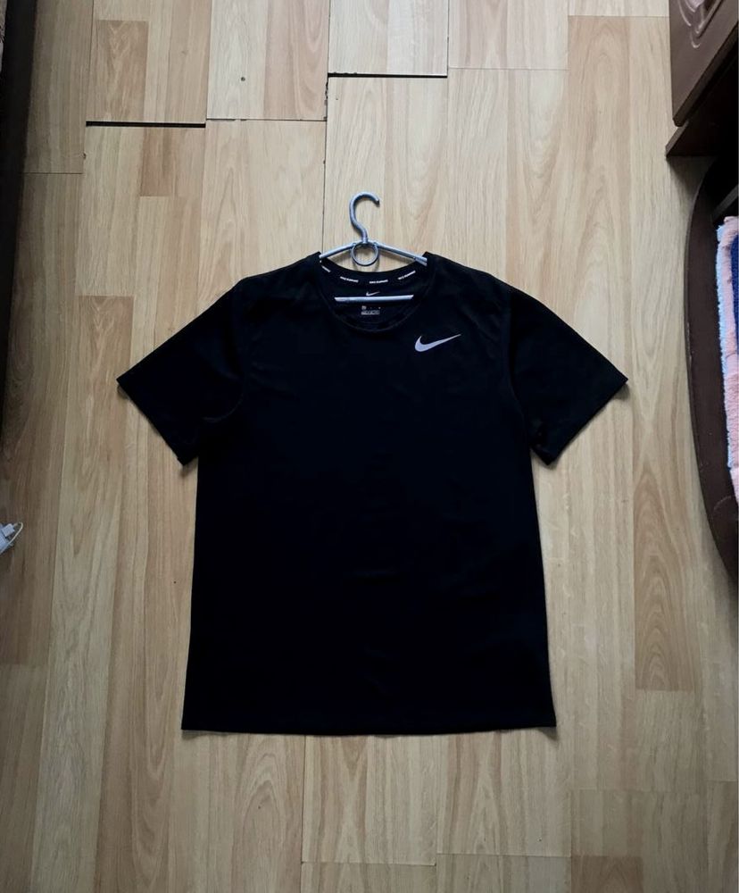 Легенька рефлективна спортивна футболка Nike Dri fit