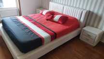 Cama com 2 mesas de cabeceira