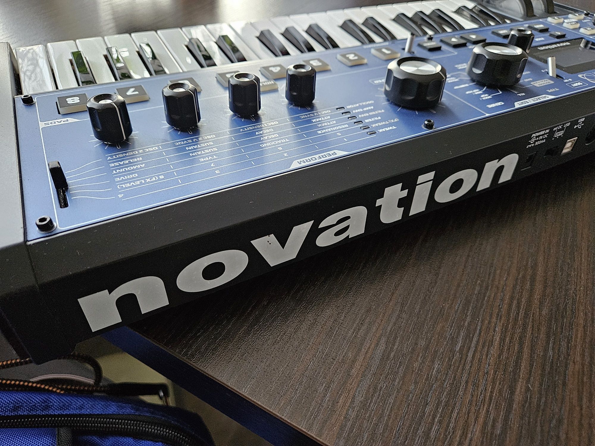 Syntezator Mininova Novation plus pokrowiec.