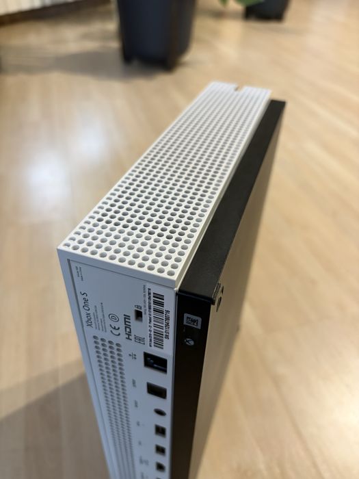 Xbox one S 1 TB + pad + 6 gier