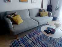 Sofa cama cinza.