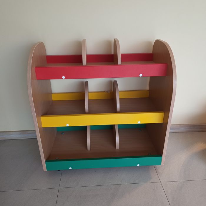 Porządny regał dziecięcy na kółkach
