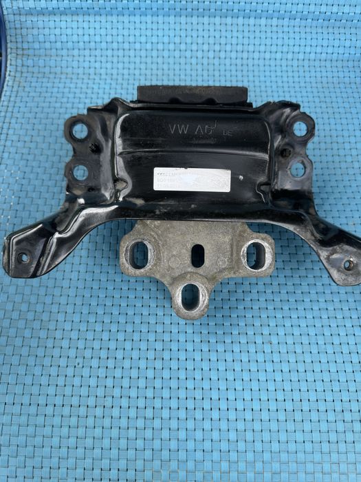 Опора двигуна 5Q0199555AD