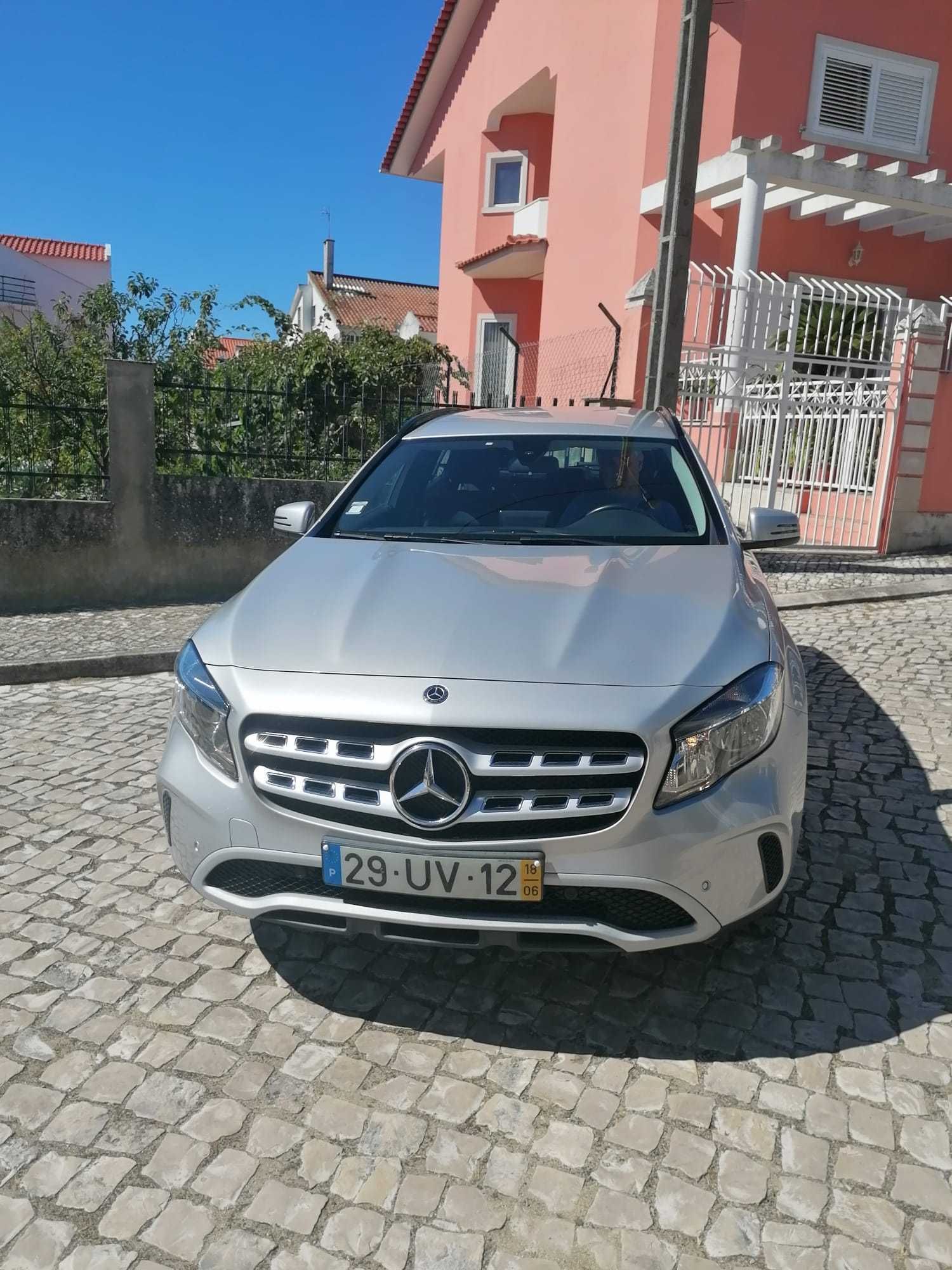 Mercedes-Benz com 54000KM e está como novo.
