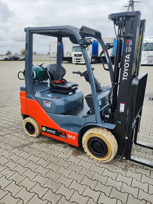 Toyota 02-8FGF18  wózek widłowy, stan bardzo dobry, praktycznie jak nowy