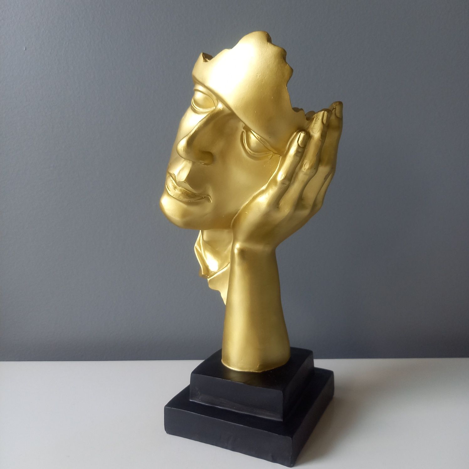 MYŚLICIEL nowoczesna statuetka rzeźba złota 32 cm