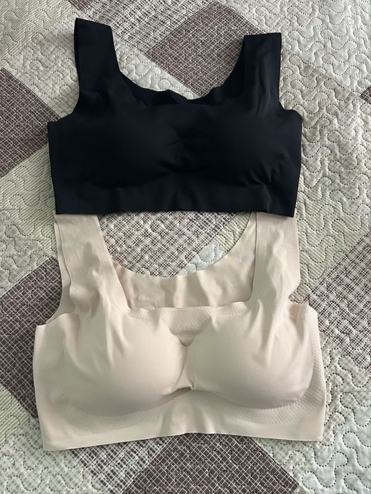 Безшовні бюстгальтери , топи без застібки . Є чашки , нема швів