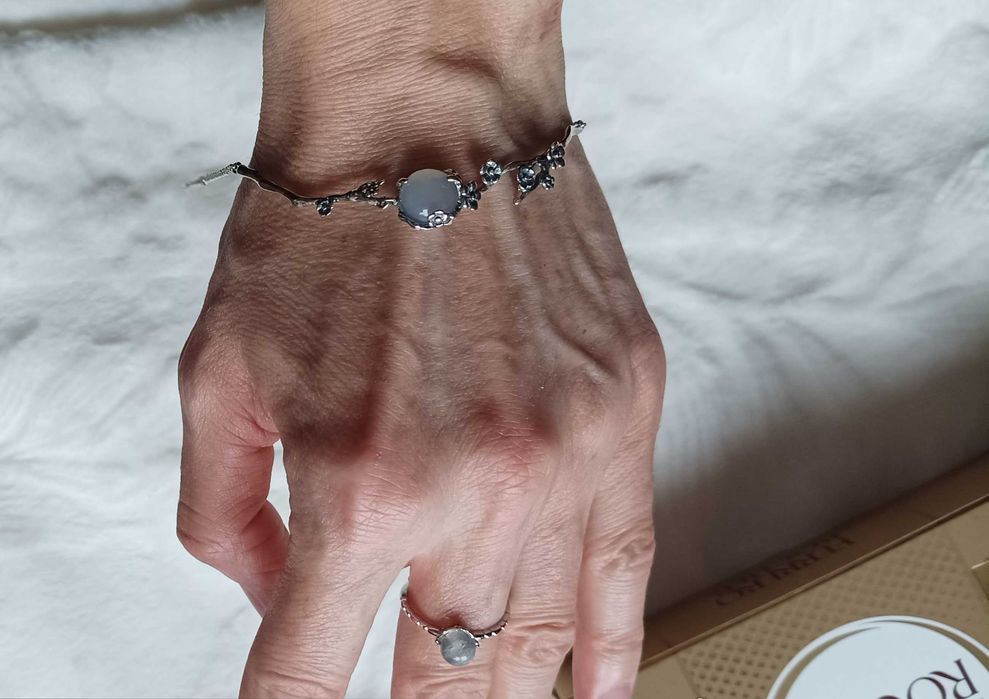 Nowy srebrny pierścionek z kamieniem księżycowym