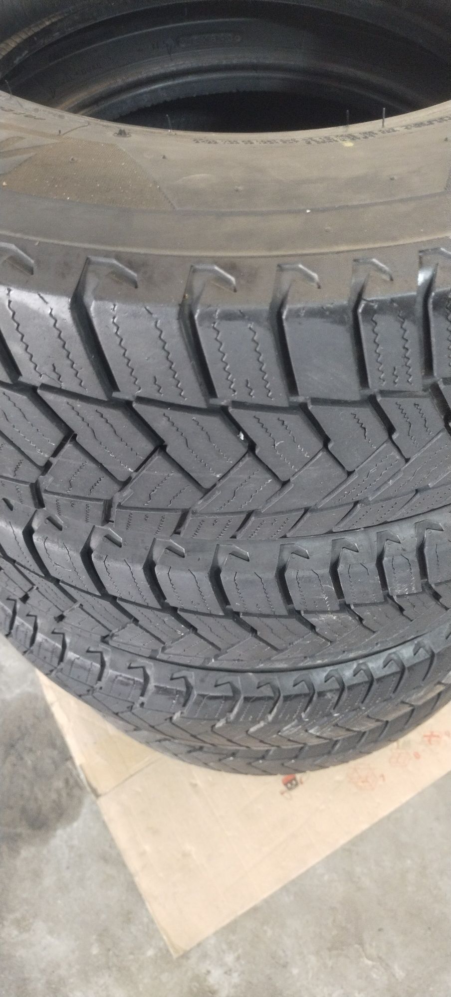 Продам зимние скаты 215/65R16C BRIDGESTONE