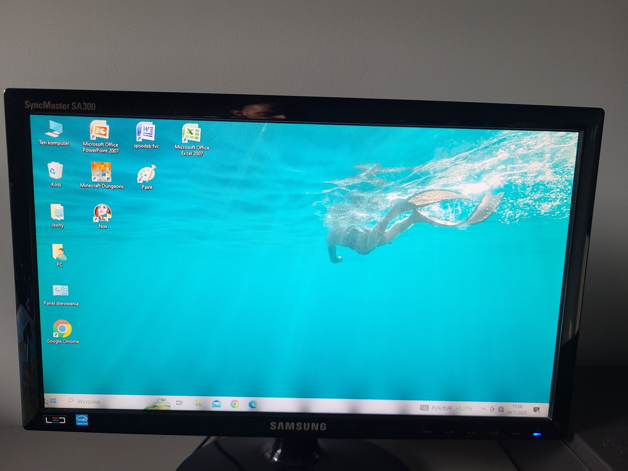 Komputer firmy NTT plus monitor firmy Samsung