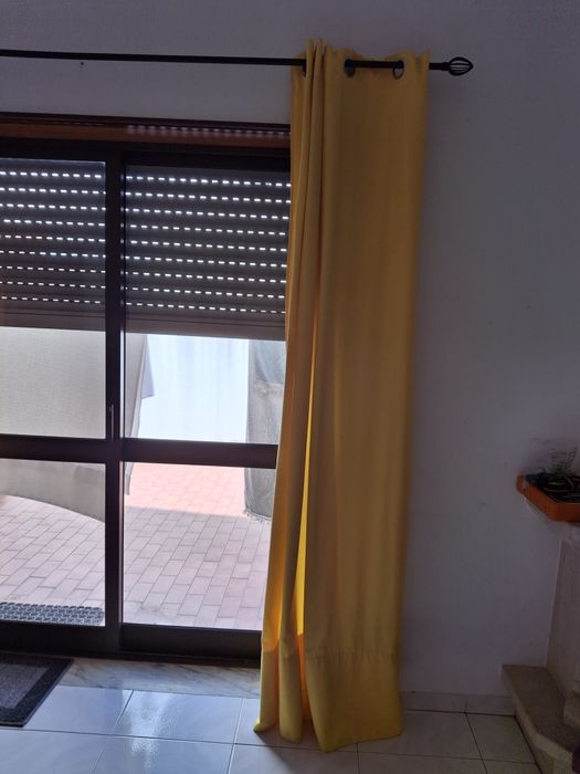 Varão e cortinados amarelos