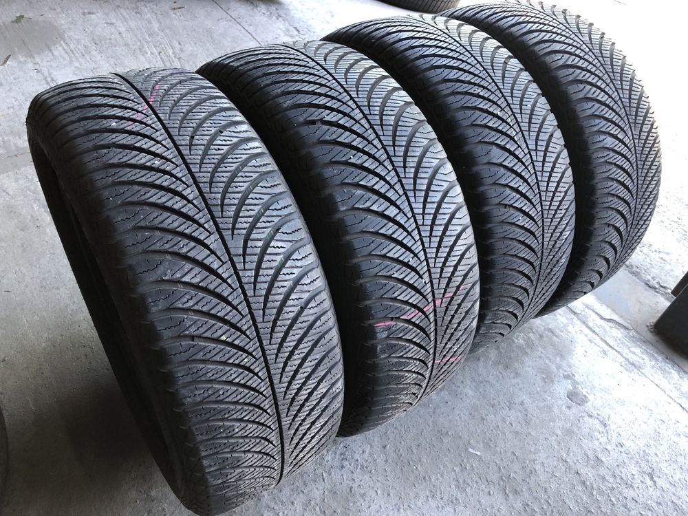 215/55/17 goodyear vector4season