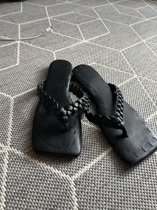 Шльопанці чорні ,еко шкіра.