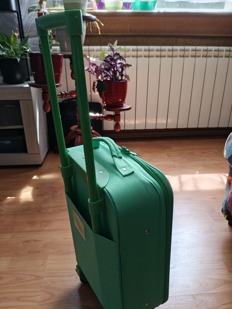 Walizka dziecięca na kółkach, zestaw