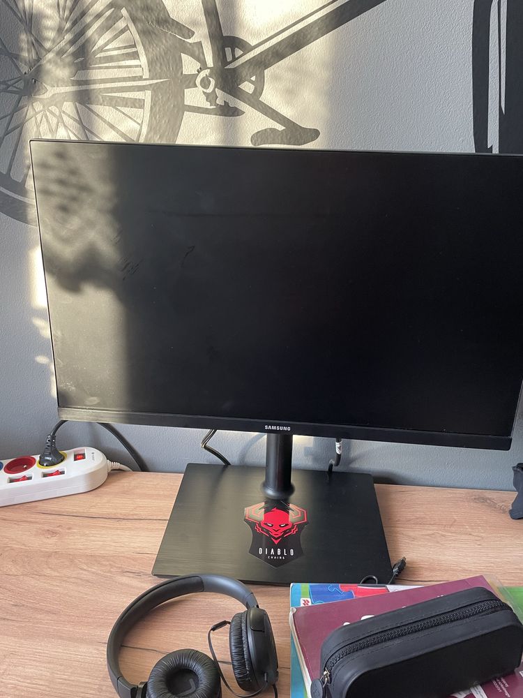 Komputer z monitorem