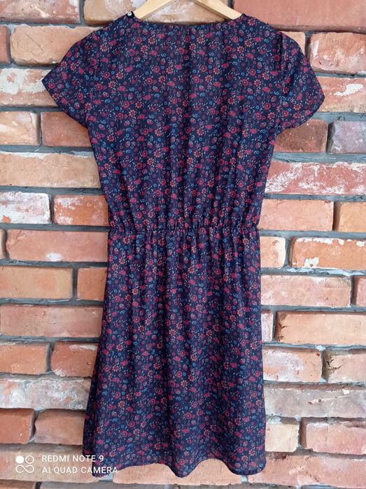 Czarna w drobne kwiaty sukienka Stradivarius S