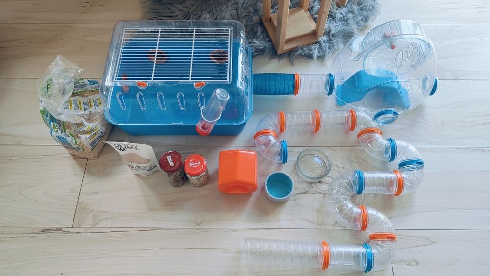 Klatka dla chomika z akcesoriami.