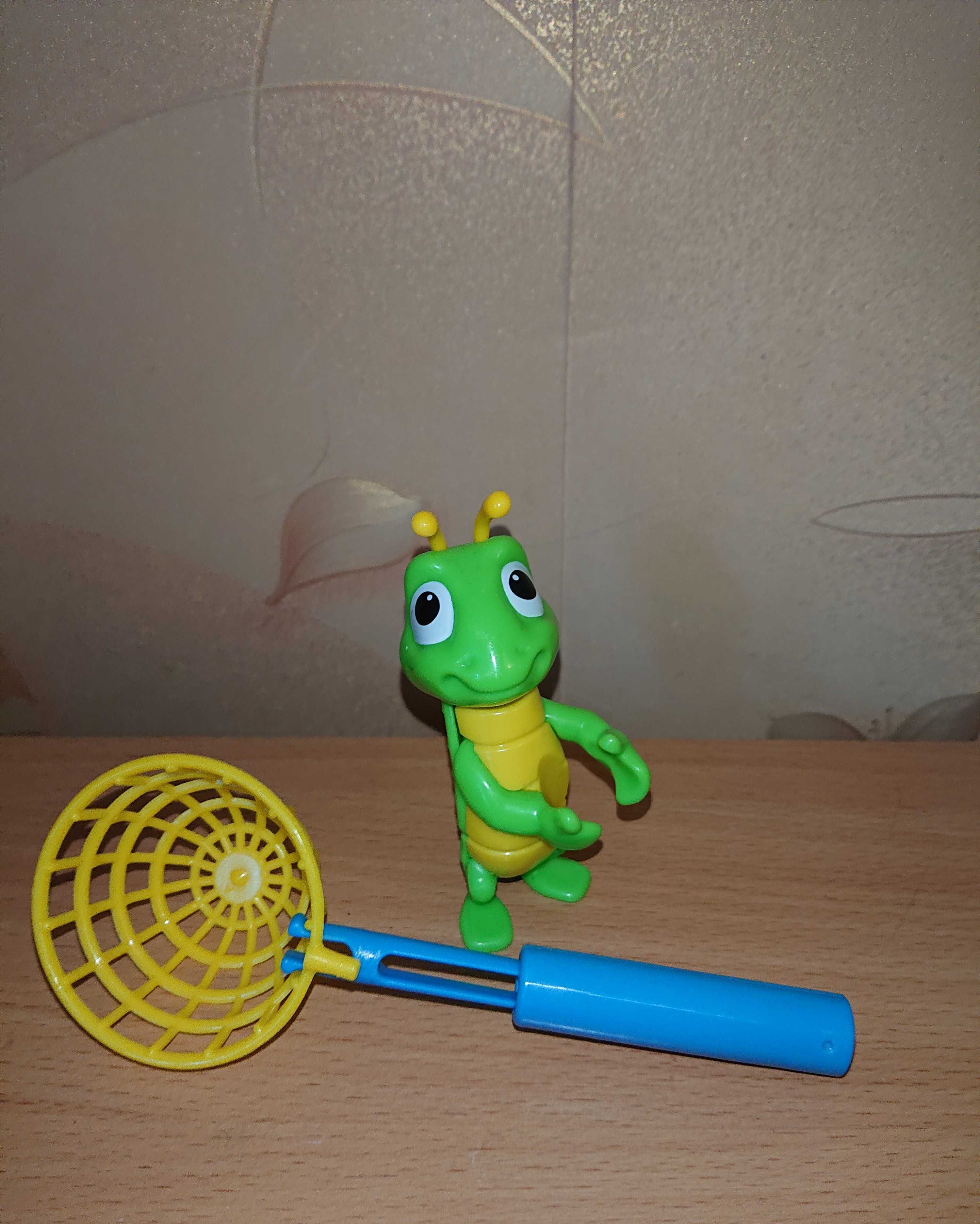 Игрушка фигурка кузнечик с сачком из киндер сюрприз