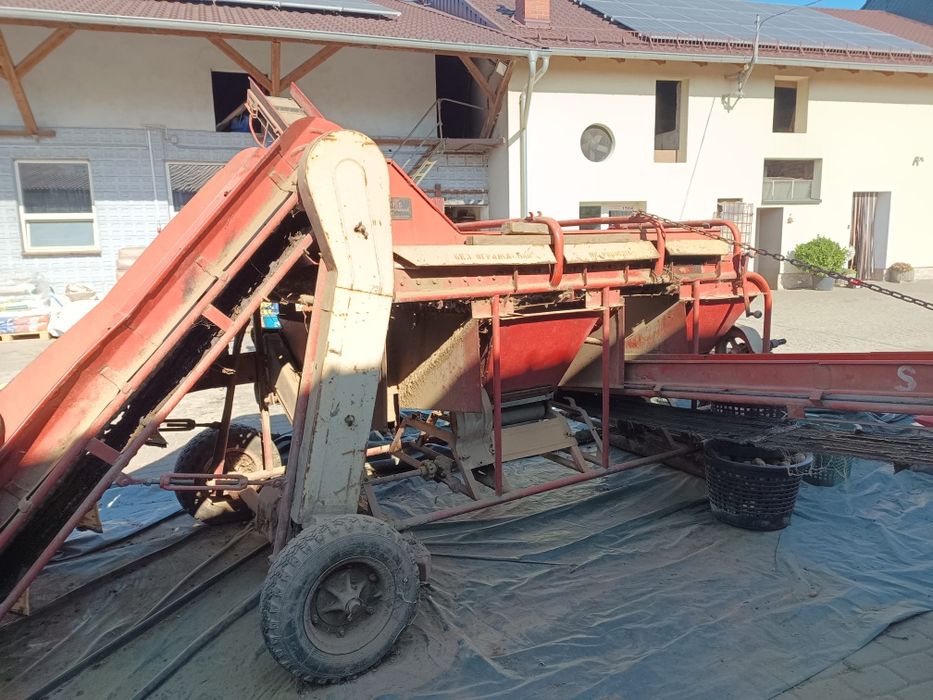 Sortownik z wanną załadowczą i przenośnikami bocznymi