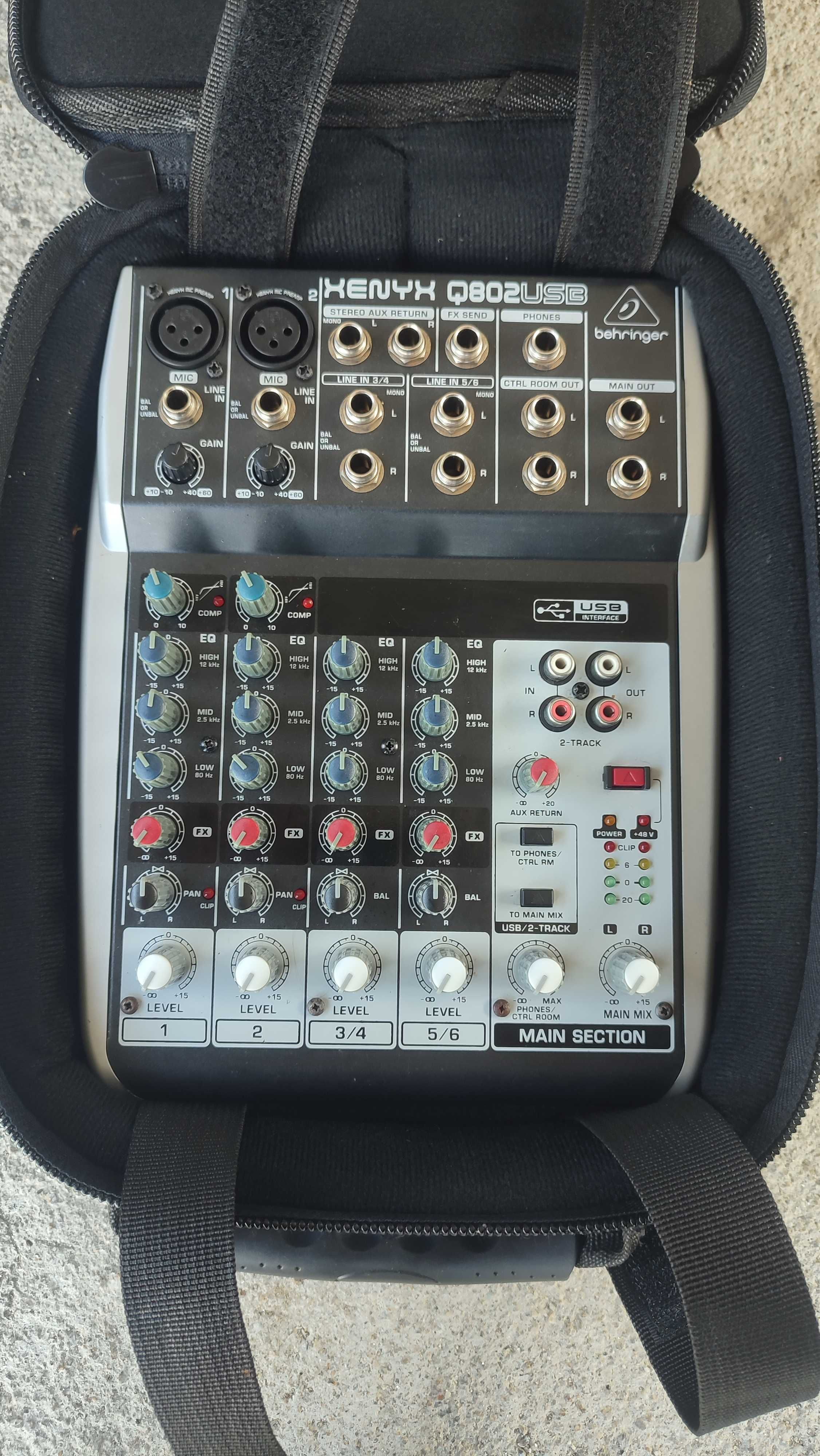 Mesa de Som Behringer