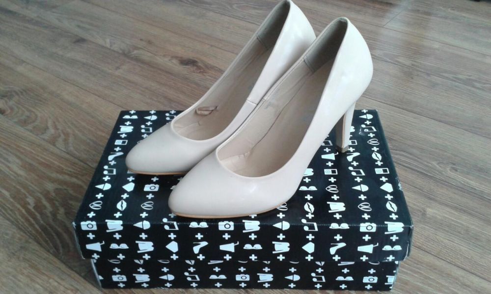 Lakierowane czółenka Cropp