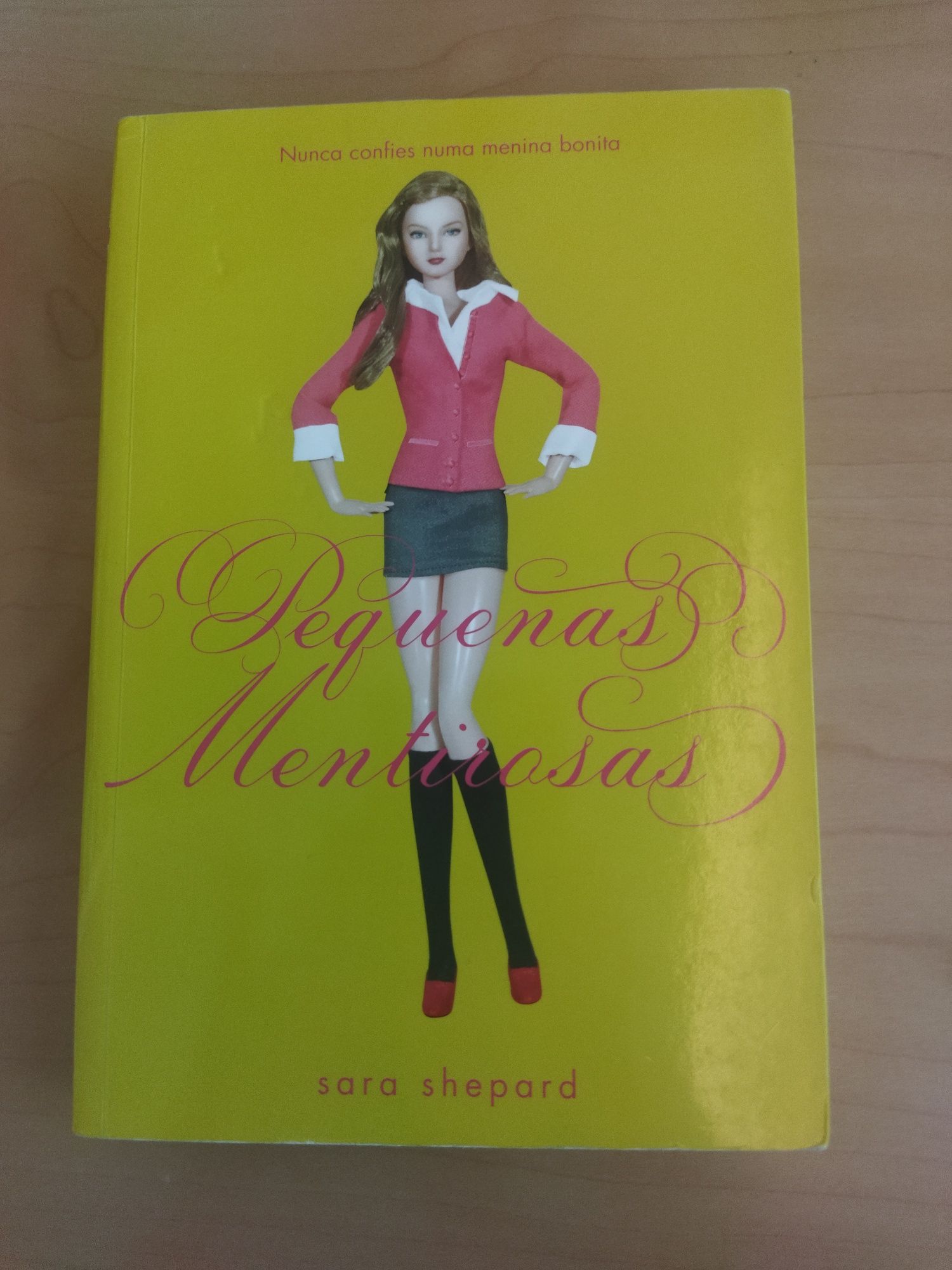 Livro "Pequenas mentirosas", de Sara Shepard