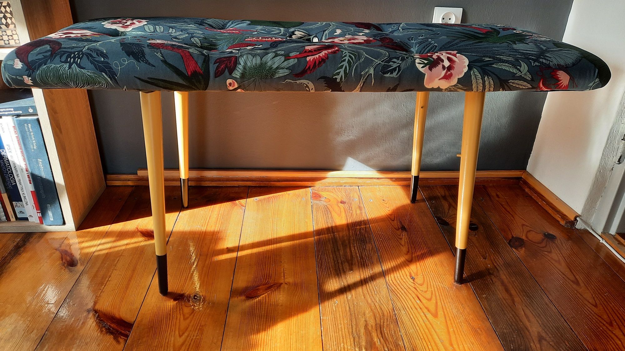 Siedzisko ławka tapicerowana na nóżkach patyczak