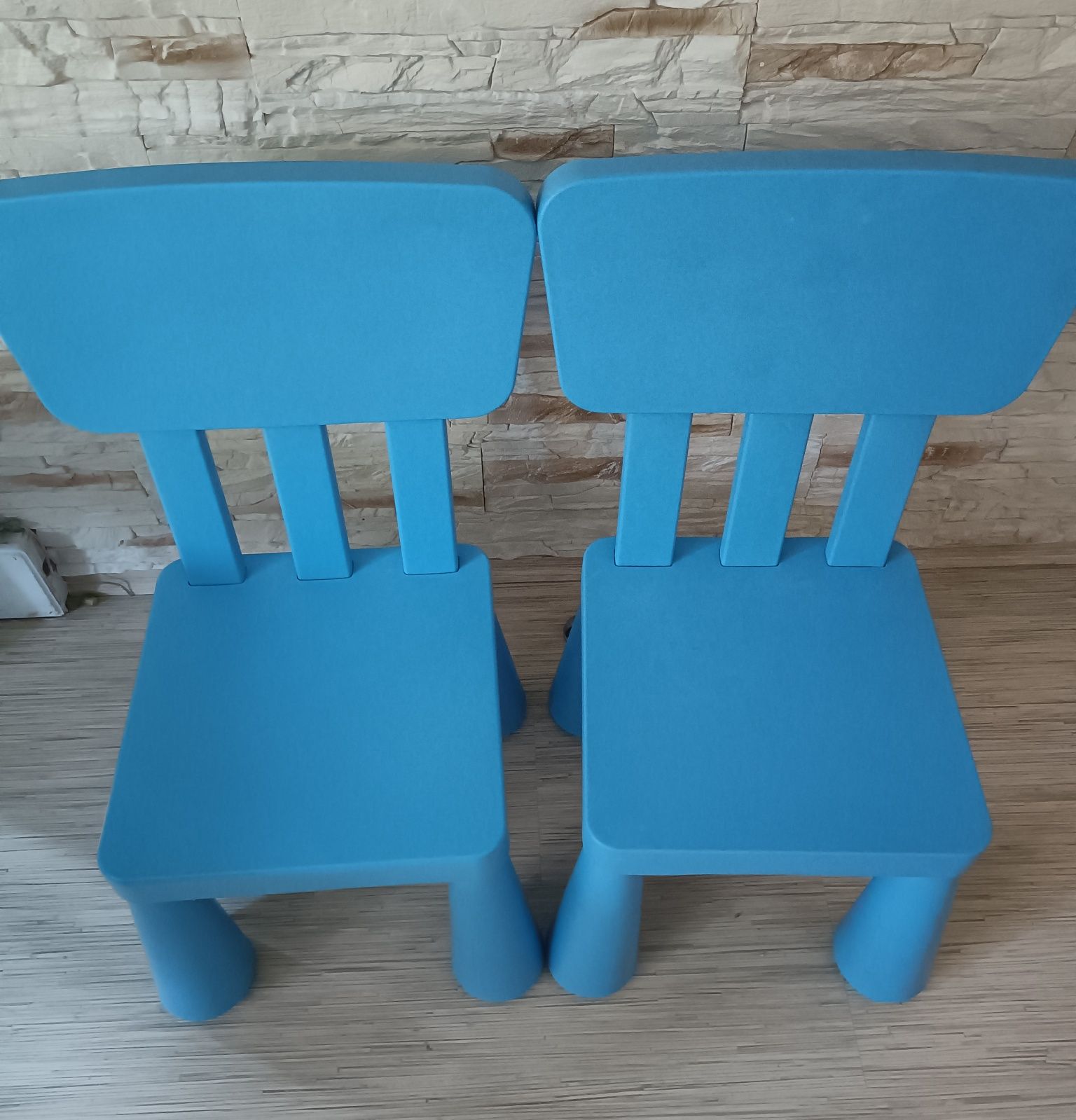 Zestaw dwóch krzeseł oraz prostokątnego stolika Ikea Mamut
