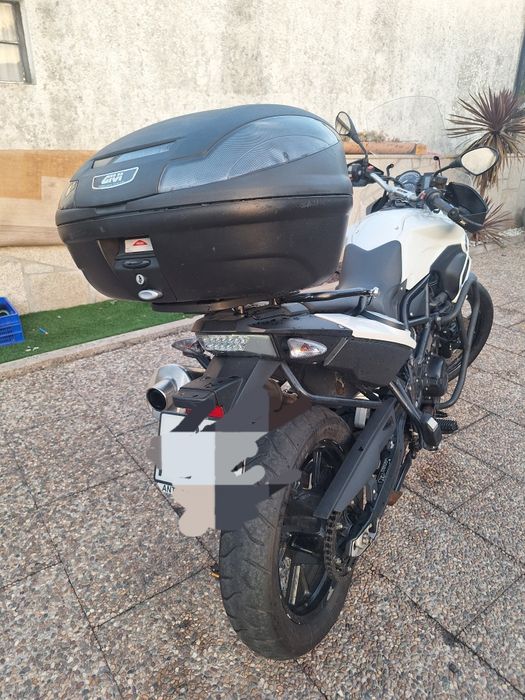Moto BWM  branca GS 700