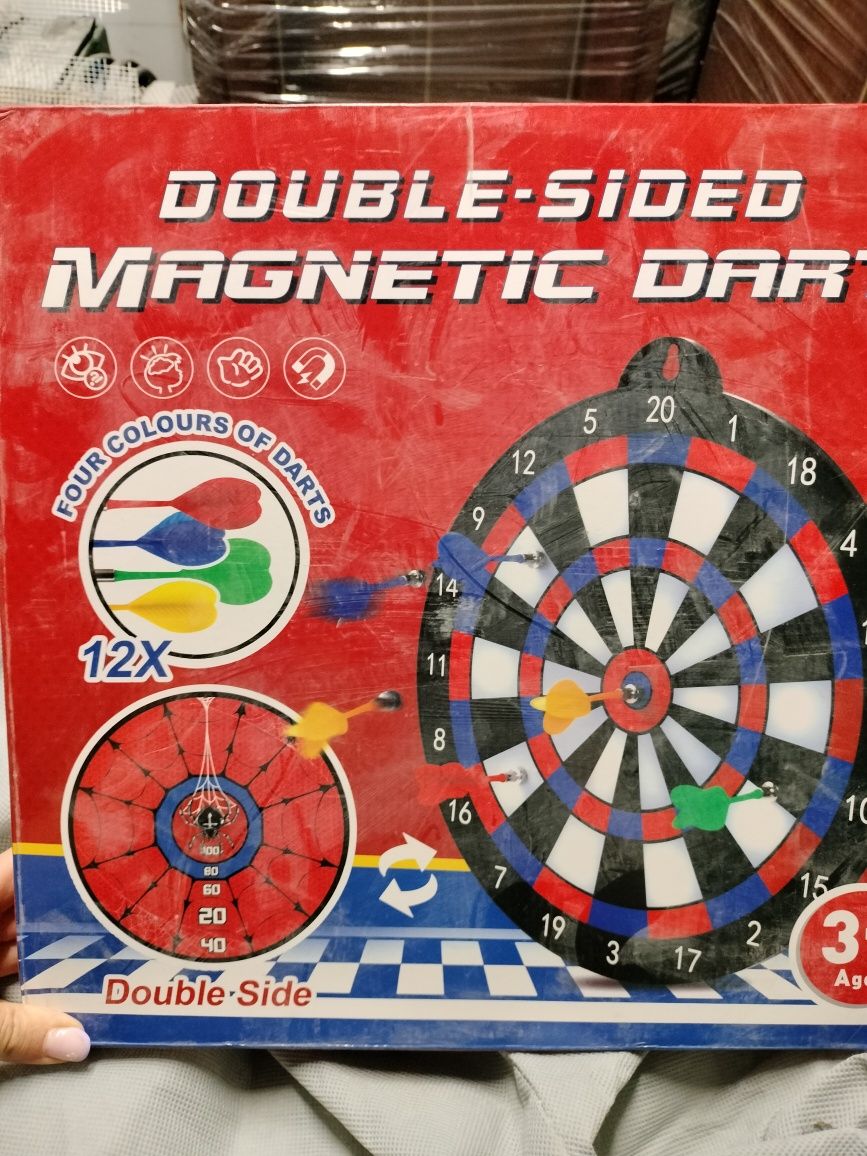 Magnetyczna dwustronna tarcza z rzutkami