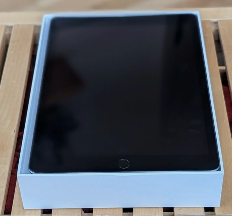 Apple iPad 8th Gen 10.2" A2270 32GB