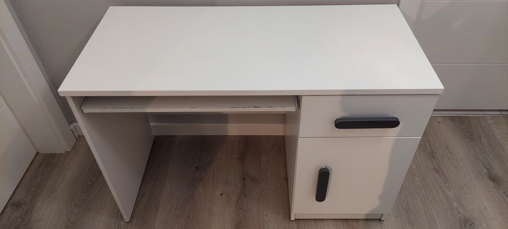białe biurko 50 na 110 cm