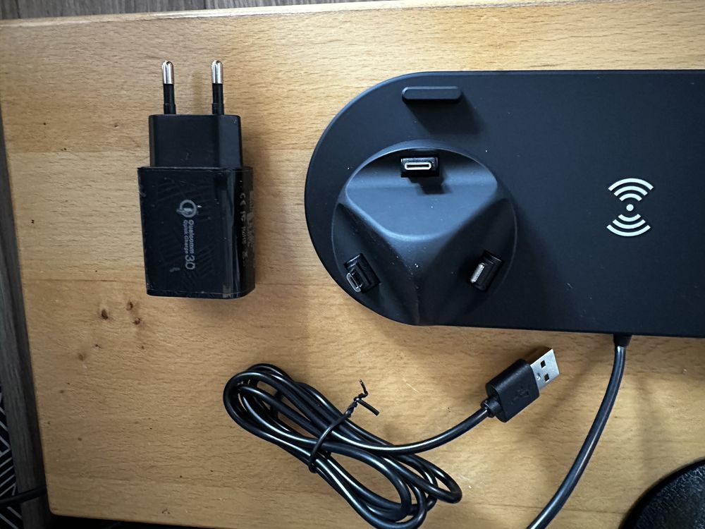 Stacja ładujaca do smartfonów  multi-function charging stand