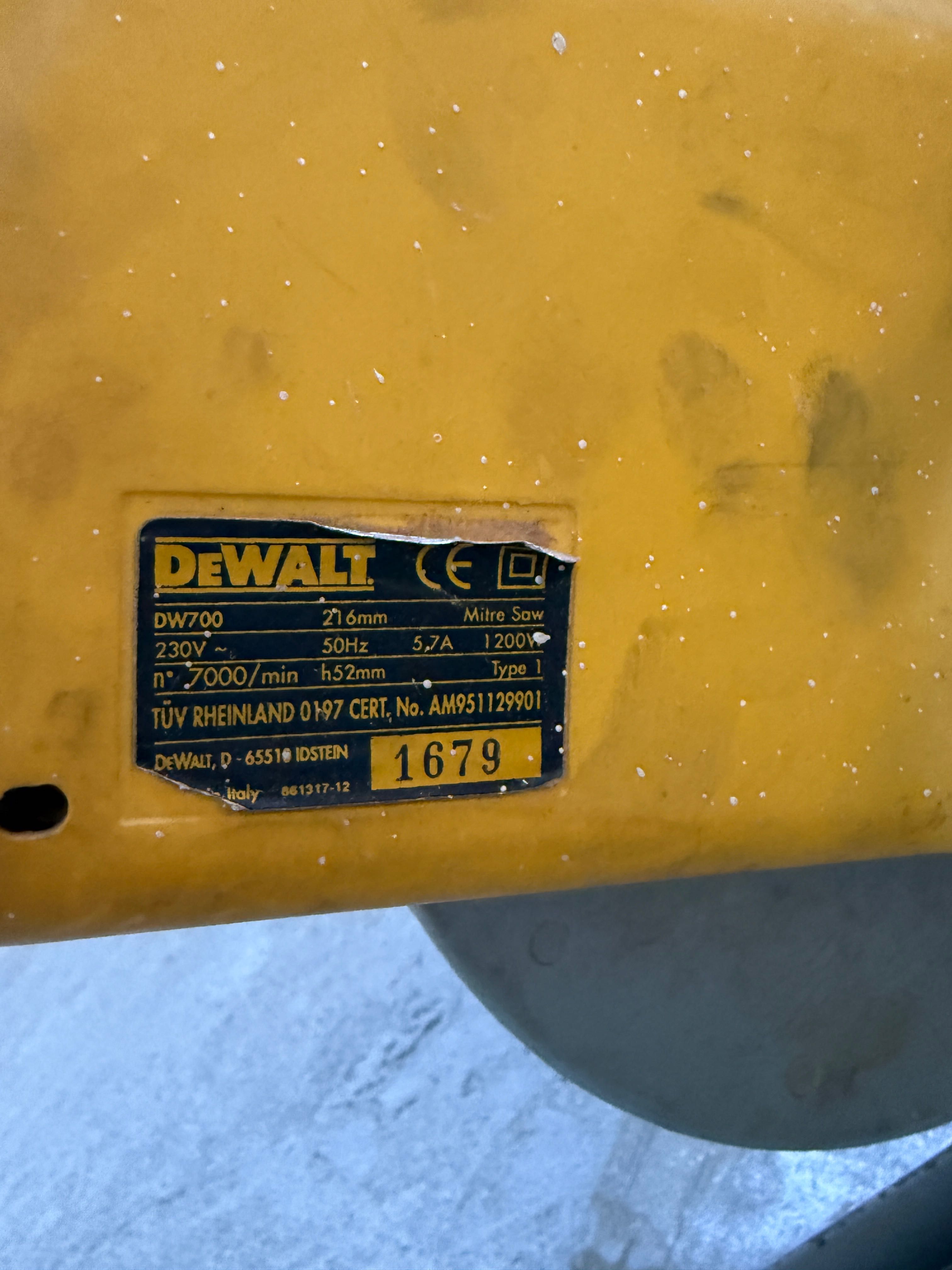 SERRA DE ESQUADRIA MARCA DEWALT DW 700