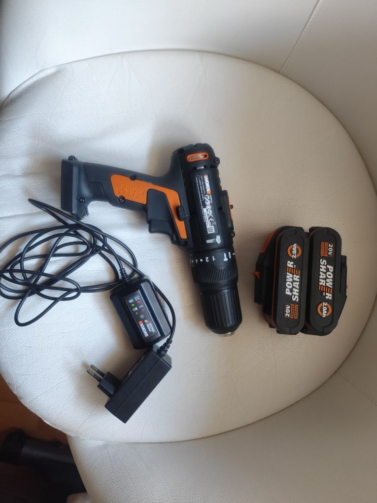 Aparafusadora berbequim Worx, carregador e duas baterias