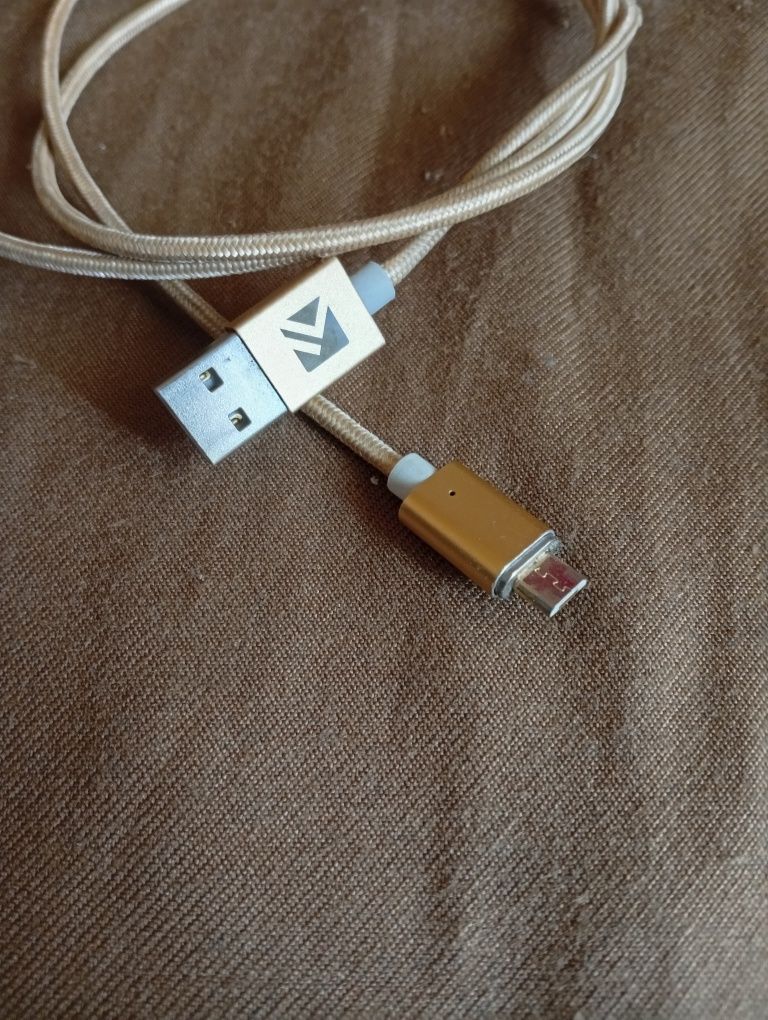 USB Кабель для зарядки телефона на магнитах.