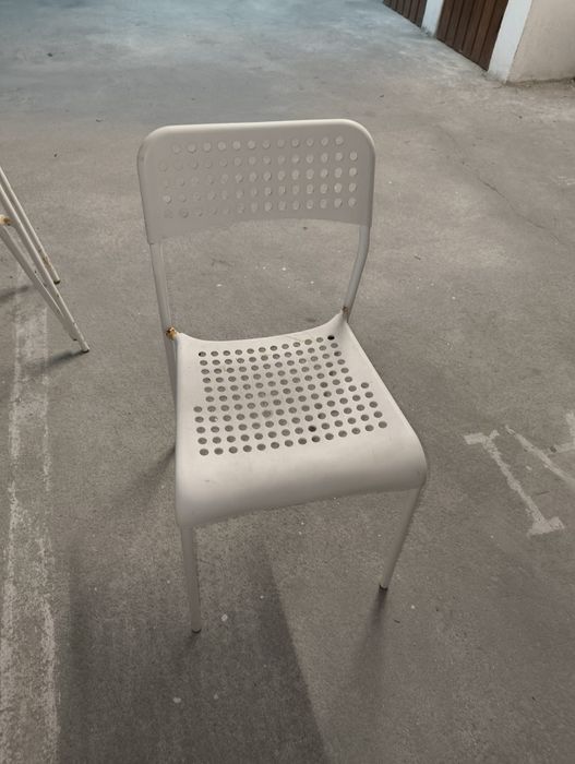 4 cadeiras de plástico e pernas de metal