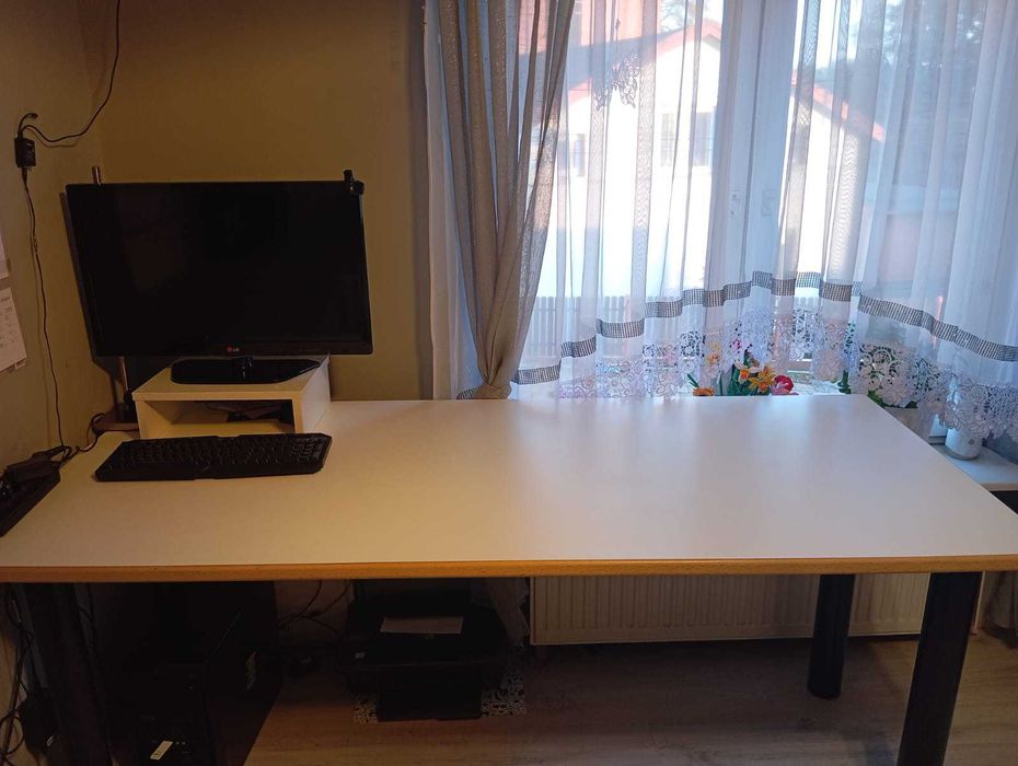 Nowoczesne i solidne biurko – idealne do pracy i nauki!