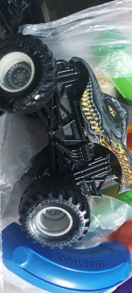 Dwa modele monster truck