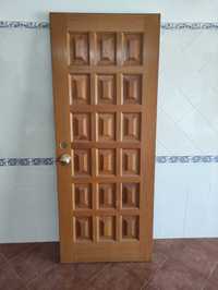 Porta de entrada em madeira maciça almofadada