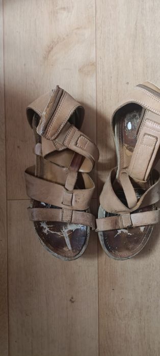 Віддам безкоштовно взуття