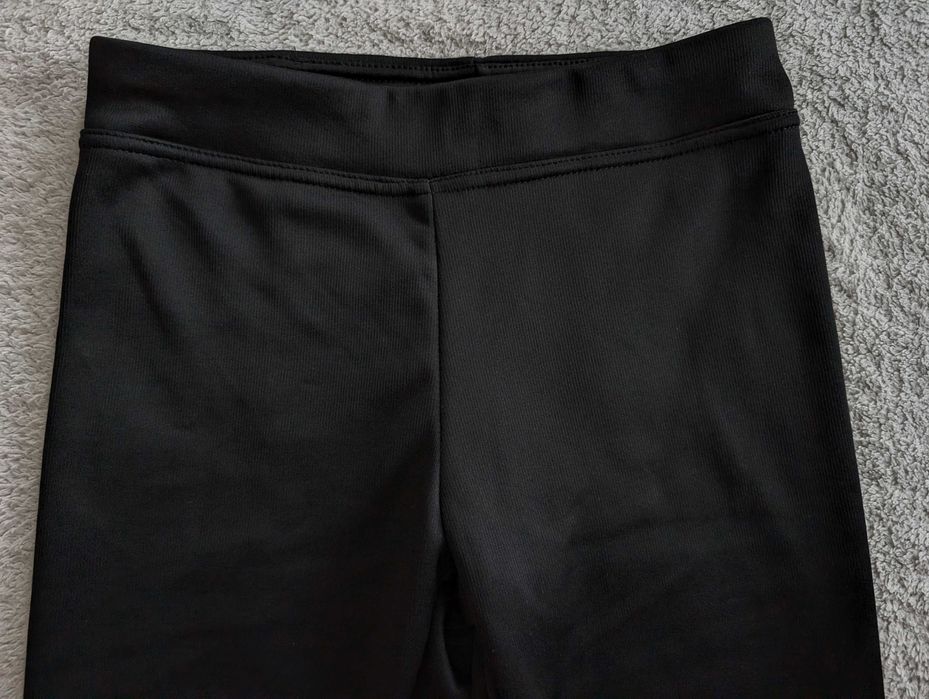 Czarne ocieplane futerkiem spodnie legginsy 128 - 134 - 140 jak nowe