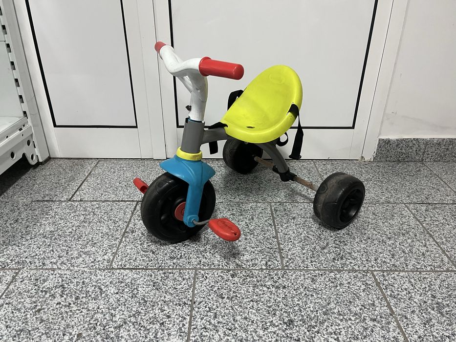 Biclcleta e triciclo de crianca