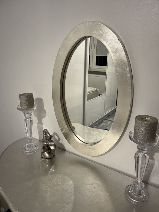 Elegancka sreberna toaletka w stylu glamour