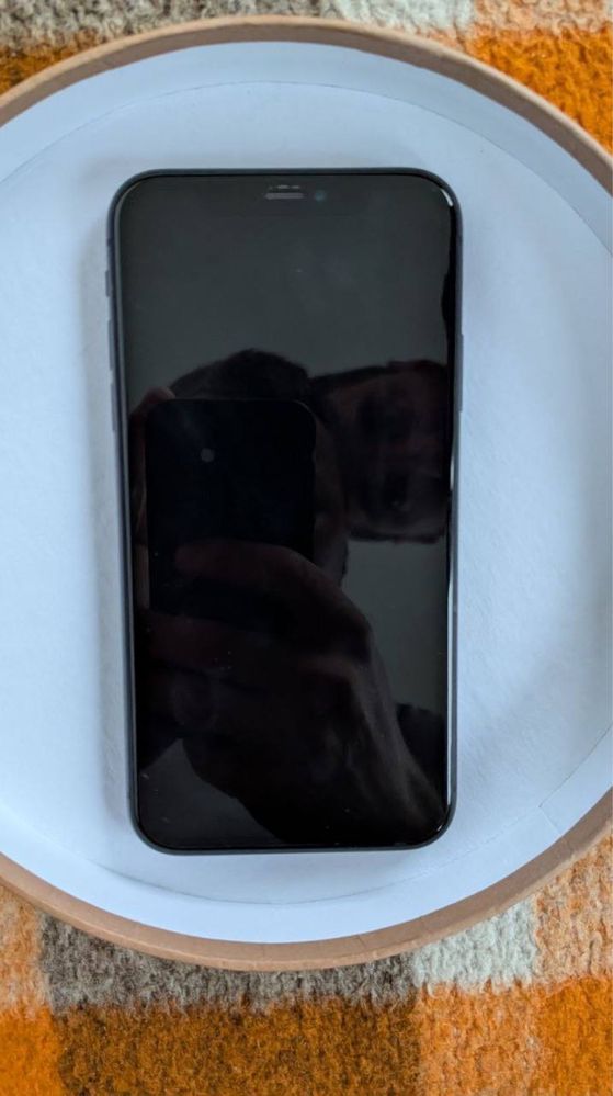 Продам Айфон 11 128гб  навушники AirPods