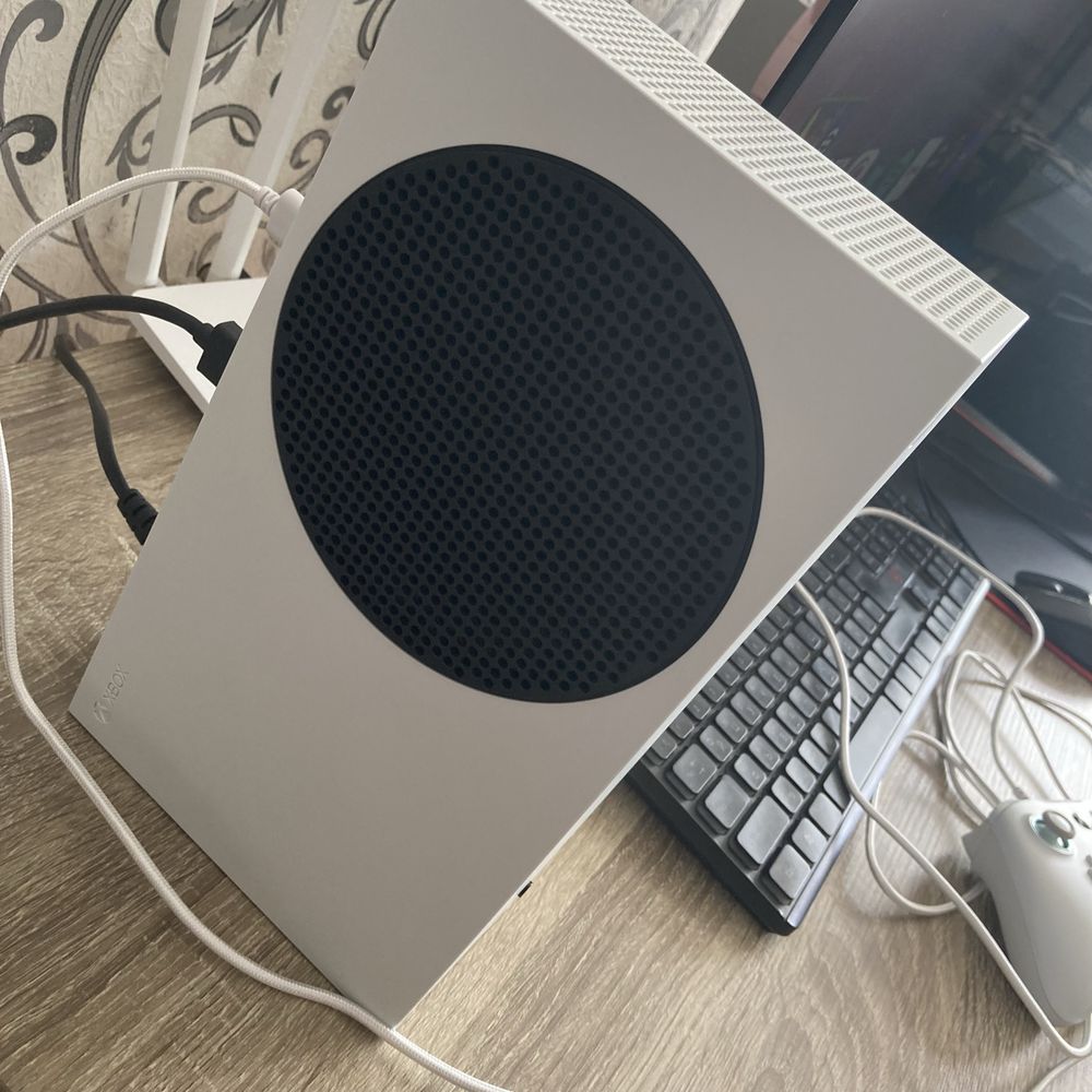 Xbox series s (без геймпада)