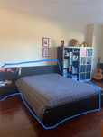 Cama ikea com mesinha de cabeceira