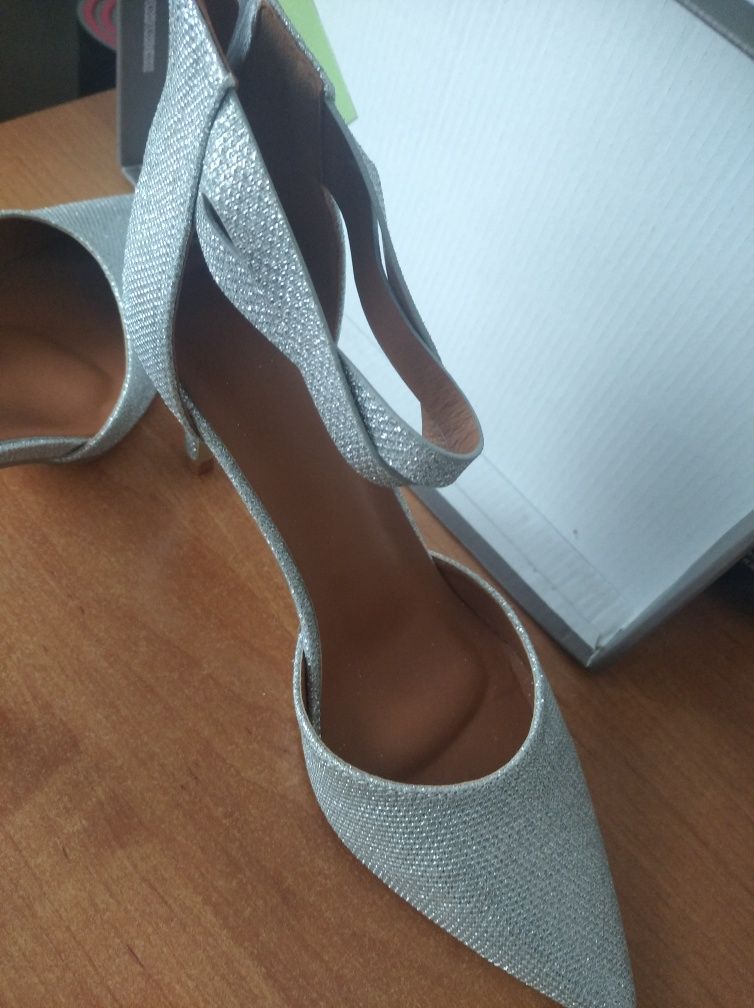 Srebrne czułenka brokatowe buty na obcasie